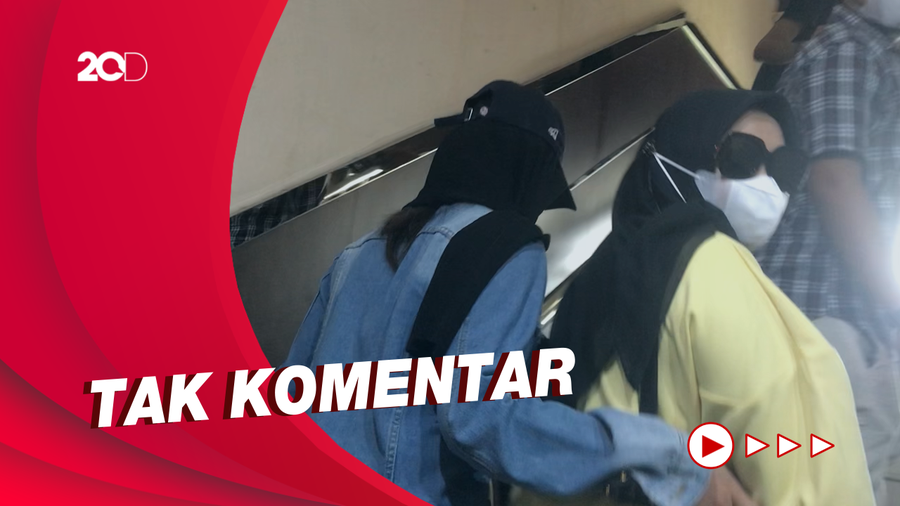 Istri Bos PS Store Diam Seribu Bahasa saat Jenguk Putra Siregar di Tahanan