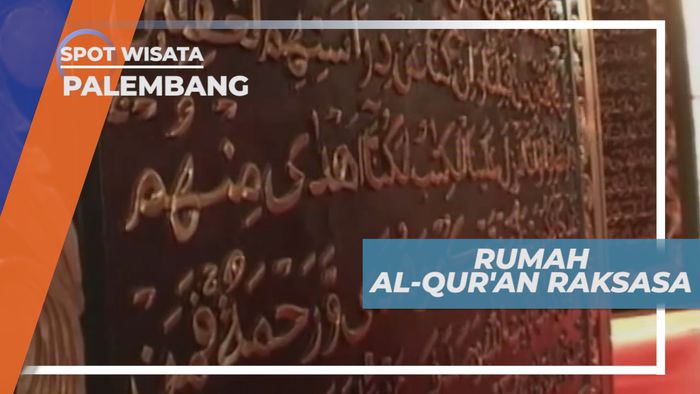 Melihat Dari Dekat Al-quran Raksasa yang Terbuat Dari Kayu Tembesu, Palembang