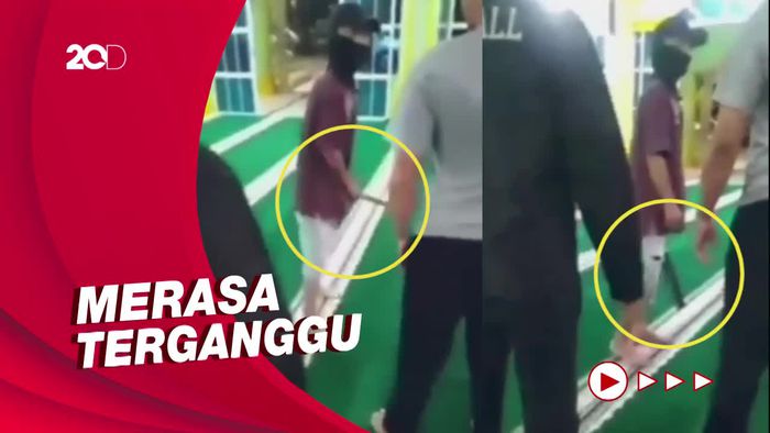 Pria Ini Bawa Parang ke Masjid Gegara Suara Toa Bangunkan Sahur