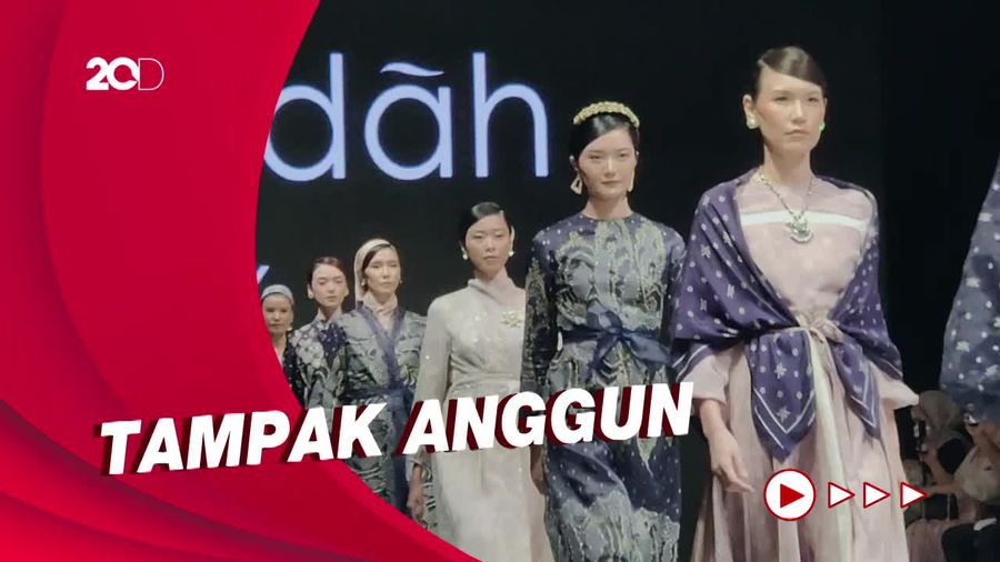 Gaya Raline Shah-Dinda Hauw di Indonesia Fashion Week 2022