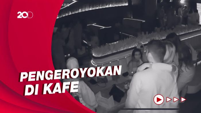 Video CCTV Putra Siregar-Rico Valentino Keroyok Pria di Kafe