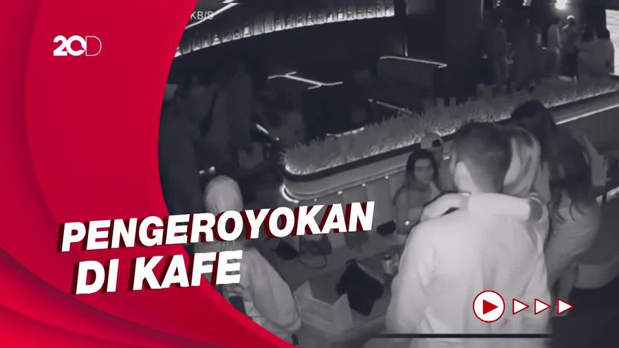 Video CCTV Putra Siregar-Rico Valentino Keroyok Pria di Kafe