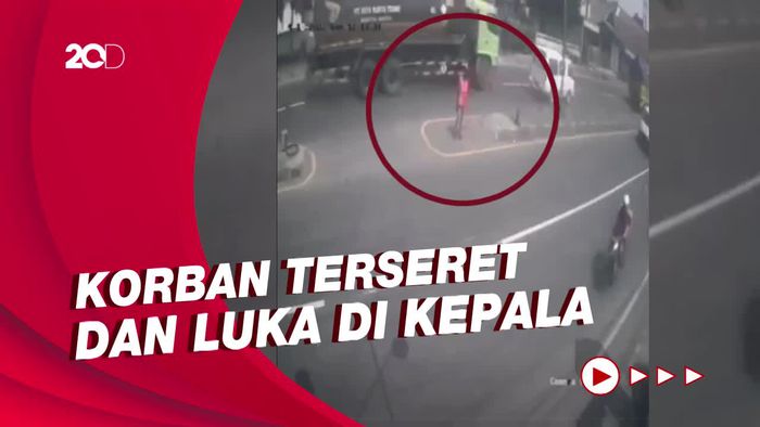 Detik-detik Mobil Panther Tabrak Pak Ogah di Mojokerto