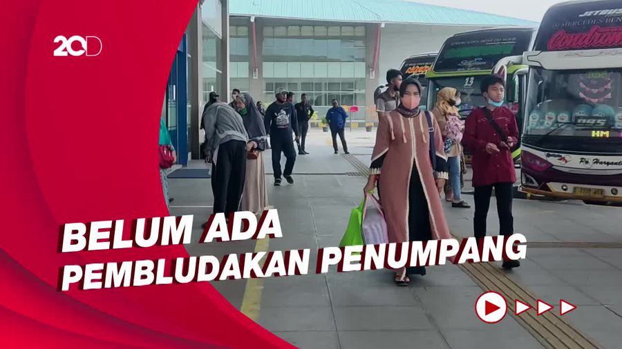 Suasana Terminal Pulogebang Jelang Arus Mudik Masih Normal