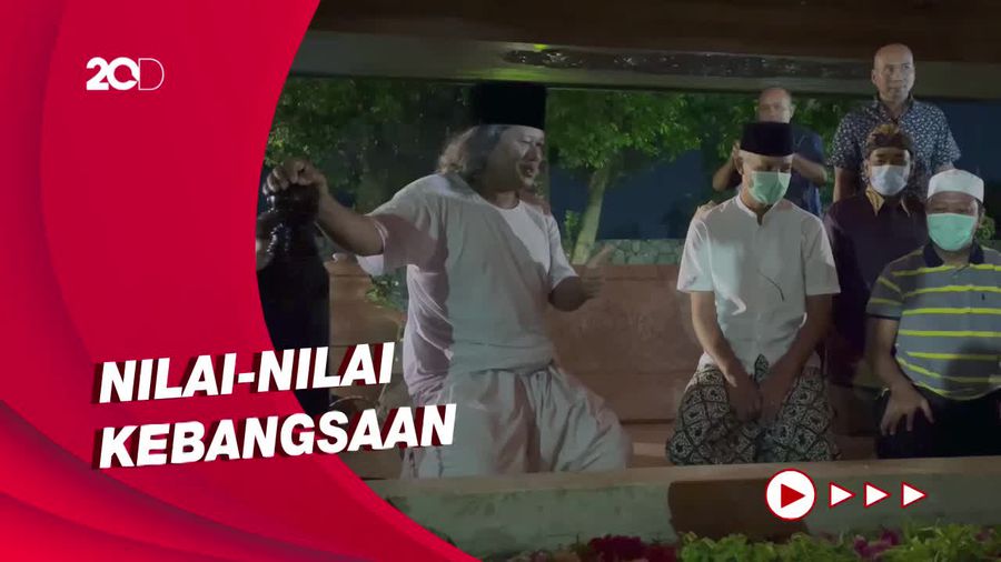 Ganjar Bareng Gus Muwafiq Nyekar Makam Bung Karno di Blitar