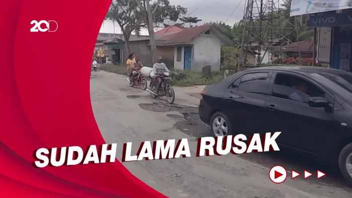 Warga Asahan Jual Jalan Rusak yang Tak Kunjung Ada Perbaikan