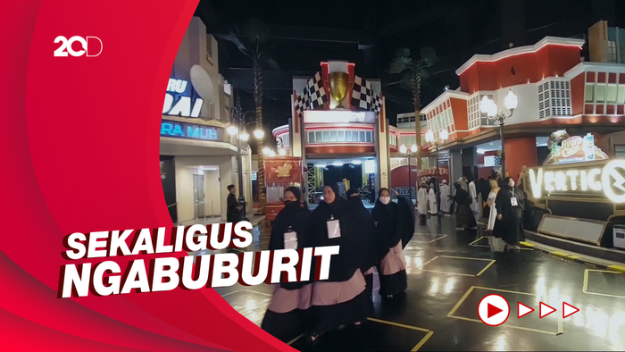 Ratusan Santri Nikmati Wahana di Trans Studio Bandung