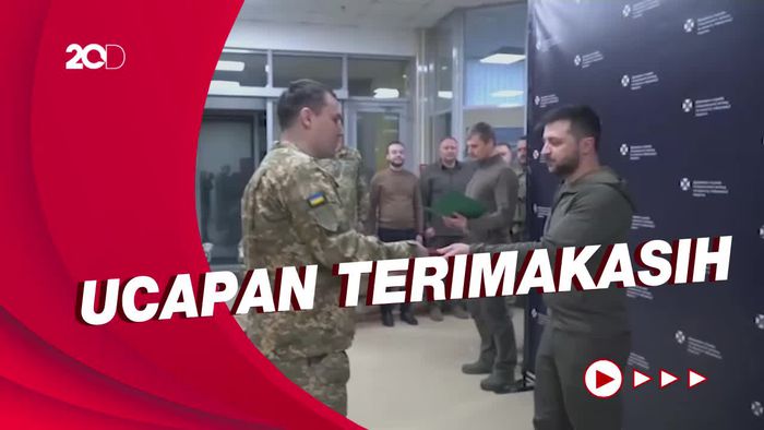 Zelenskiy Beri Penghargaan Negara ke Prajurit Ukraina