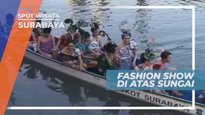 Lenggak-lenggok Berpose Cantik di Atas Sungai Kali Mas, Surabaya
