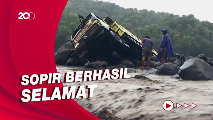 Detik-detik 2 Truk Penambang Diterjang Banjir Lahar Dingin Semeru
