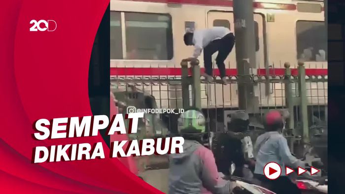 Momen Sopir Keluar dari Mobil yang Tertabrak KRL di Depok