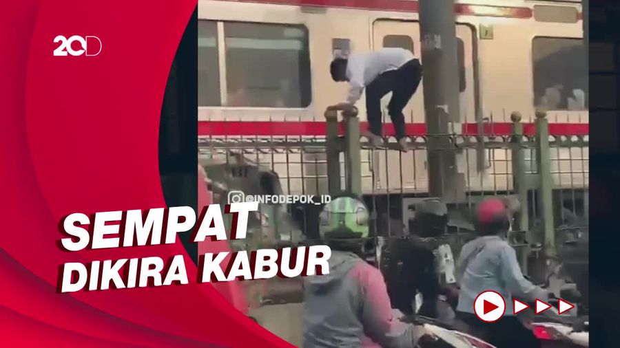 Momen Sopir Keluar dari Mobil yang Tertabrak KRL di Depok