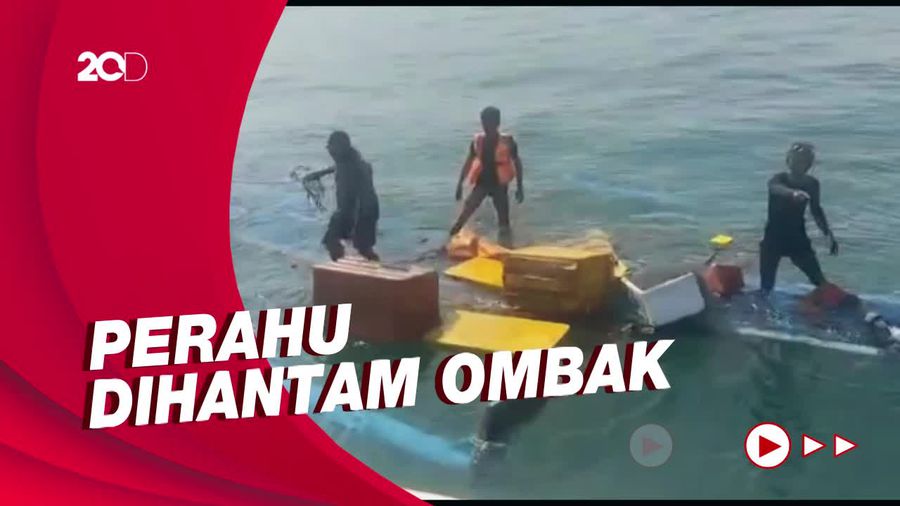 Dramatis! Momen Evakuasi Nelayan yang Terombang-ambing di Pantai Santolo