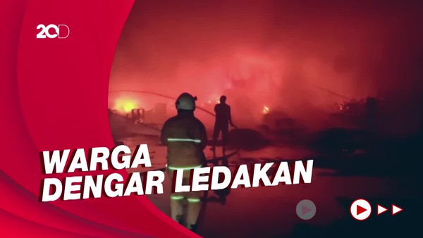 Penampakan Kobaran Api yang Melahap Pabrik Mebel di Mojokerto