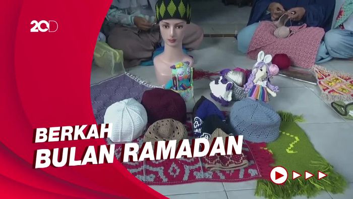 Berkah Ramadan, Ibu-ibu Perajut Kopiah-Sajadah dari Lumajang Banjir Orderan