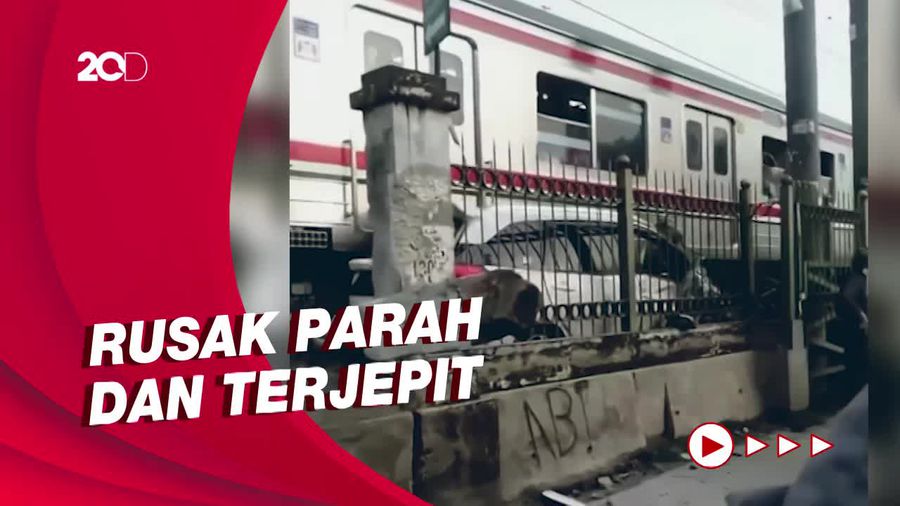 Penampakan Mobil Usai Tertabrak KRL di Perlintasan Citayam-Depok