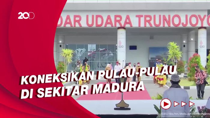 Jokowi-Prabowo Kompak Pakai Blangkon Saat Peresmian Bandara Trunojoyo