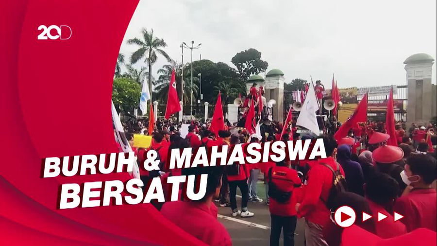 Massa Demo 21 April Bongkar Paksa Water Barrier di Depan DPR