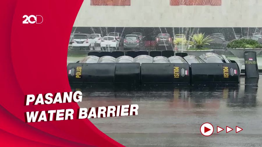 Rantis Berjejer Jelang Demo Tolak Presiden 3 Periode di DPR