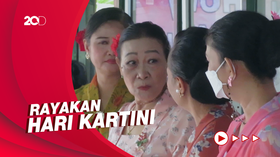 Buruh Gendong Pasar Beringharjo Berlenggak-lenggok Bak Model   
