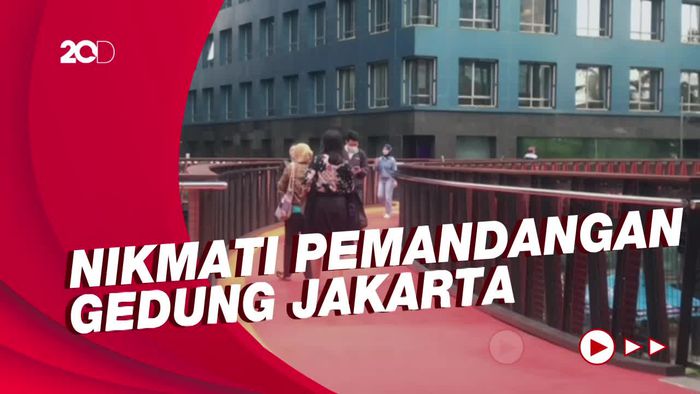 Antusiasme Warga Ngabuburit di JPO Pinisi Sudirman