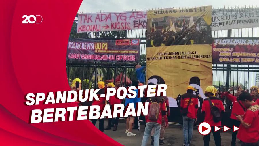 Lewati Kawat Berduri, Massa Demo 21 April Pasang Spanduk di JPO Gatsu