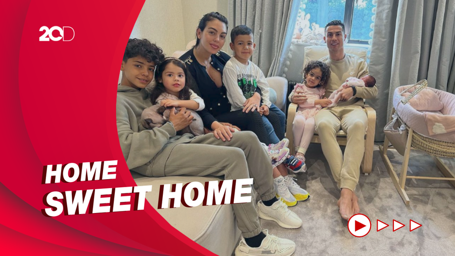 Potret Cristiano Ronaldo Gendong Putrinya yang Baru Lahir