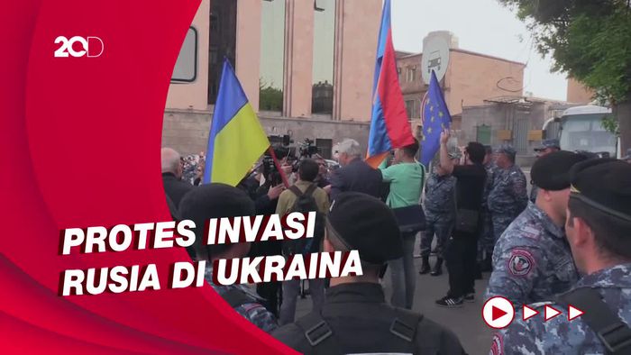 Kedutaan Rusia di Armenia Digeruduk Pengunjuk Rasa