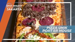 Pizza Panjang Dengan Aneka Toping di Atasnya, Jakarta