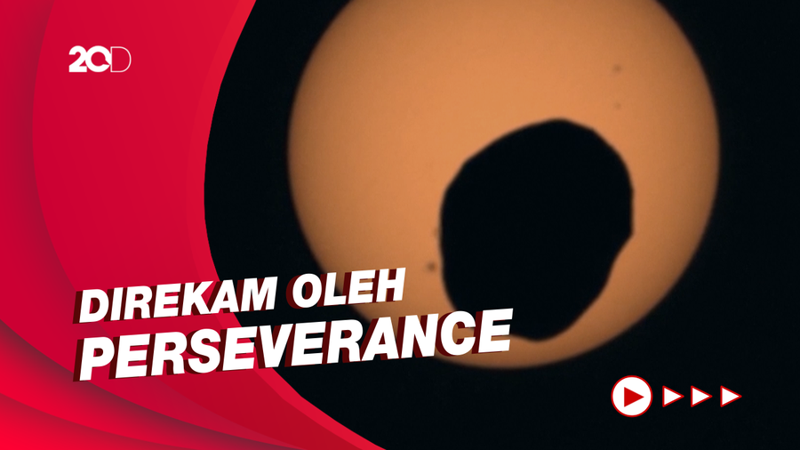 Saat Phobos Si Bulan Mars Menutupi Matahari