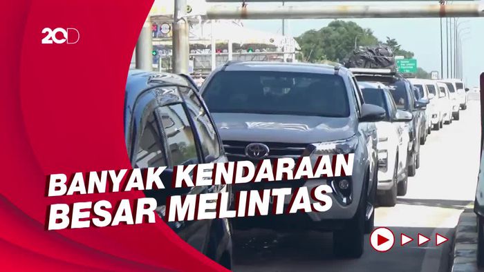 Penampakan Antrean di Pintu Keluar Gerbang Tol Cikampek Utama