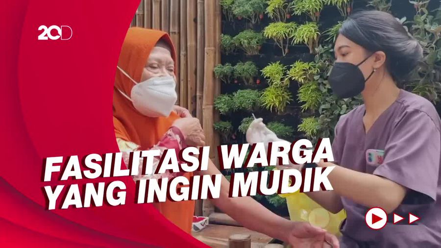 Vaksinasi Door to Door di Jaktim, Warga Dikasih Kue Lebaran