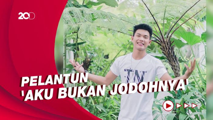 Tri Suaka, Penyanyi Viral dan Sederet Kontroversinya