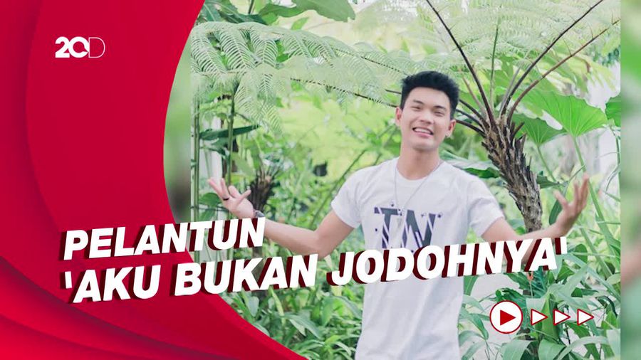 Tri Suaka, Penyanyi Viral dan Sederet Kontroversinya