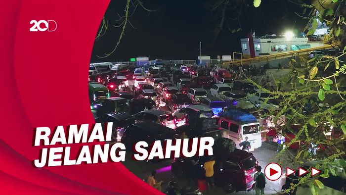 Truk dan Mobil Pribadi Padati Pelabuhan Merak