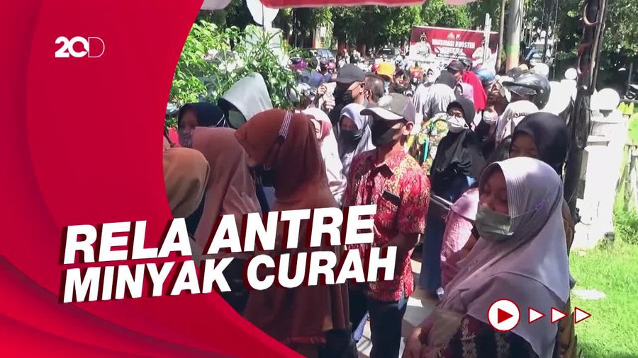 Warga Lumajang Rela Antre Minyak Goreng Berjam-jam  