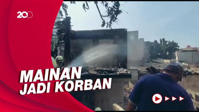  Pasar Gembrong Ludes Terbakar, Mainan Anak Berserakan
