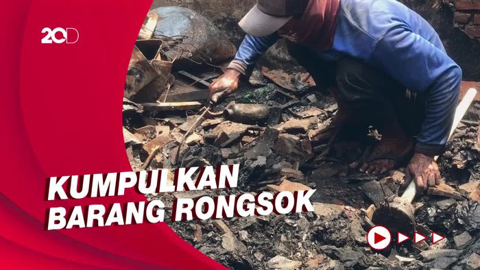 Mengais Rezeki dari Puing-puing Sisa Kebakaran Pasar Gembrong