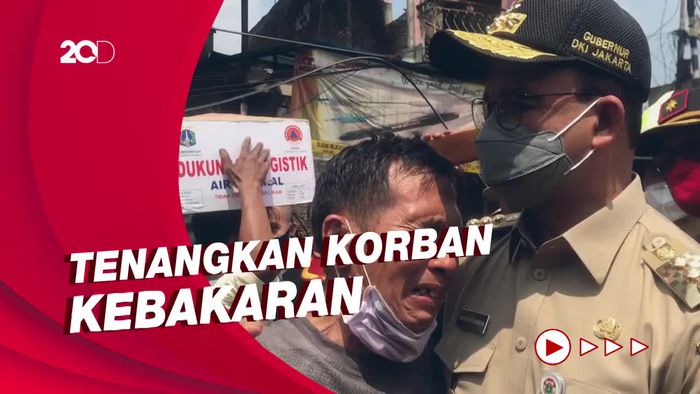 Anies Baswedan Peluk Korban Kebakaran Pasar Gembrong