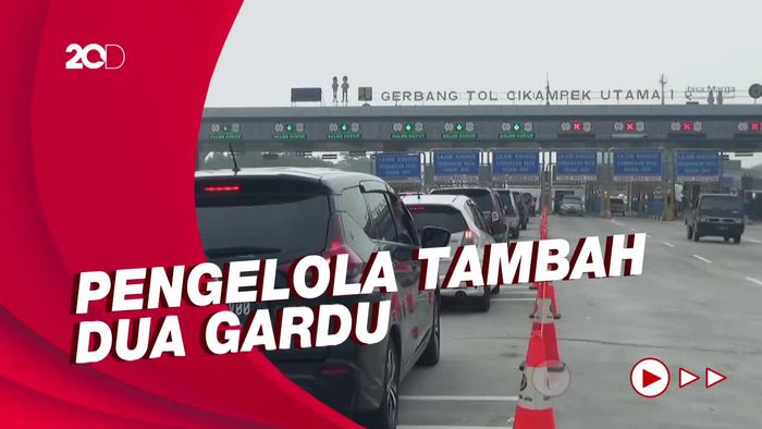 Antrean Kendaraan Terjadi di GT Cikatama