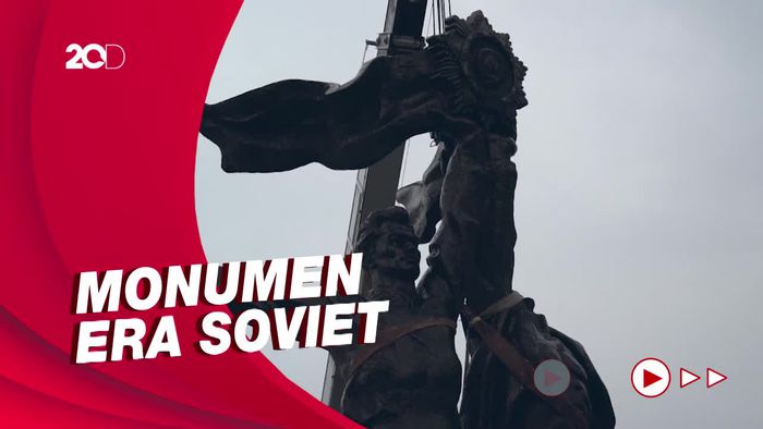 Detik-detik Monumen Persahabatan Rusia-Ukraina Dirobohkan