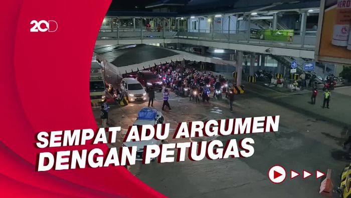 Momen Pemudik Bermotor di Merak Raungkan Klakson, Mau Segera Masuk Kapal
