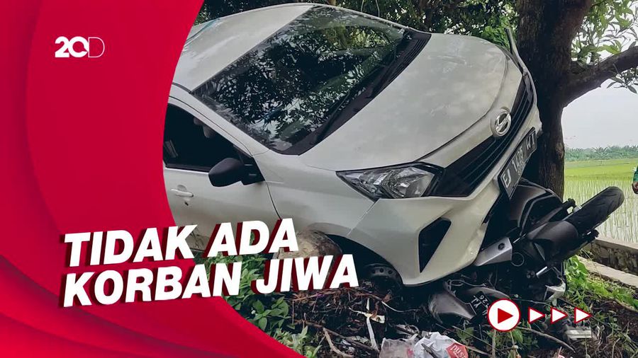 Diduga Mengantuk, Pengemudi Mobil Seruduk Pemudik Motor di Karawang