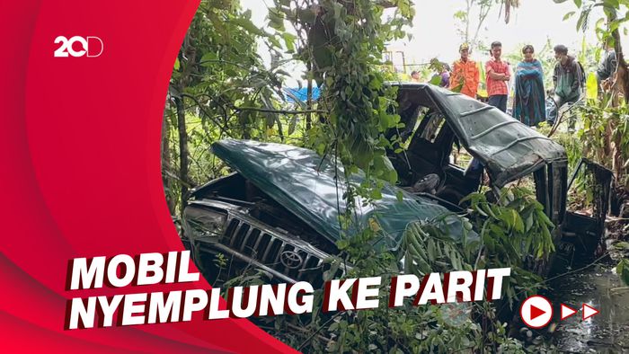 Hindari Lubang di Jalur Pansela Kulon Progo, Mobil Sarat Penumpang Terguling