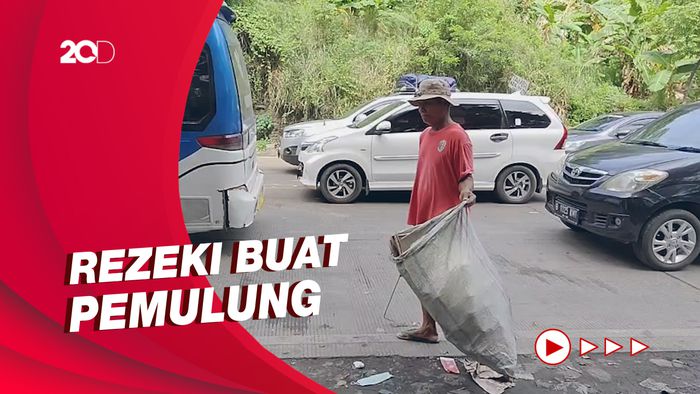 Mengais Rezeki dari Sampah Berserakan di Tengah Kemacetan Menuju Merak