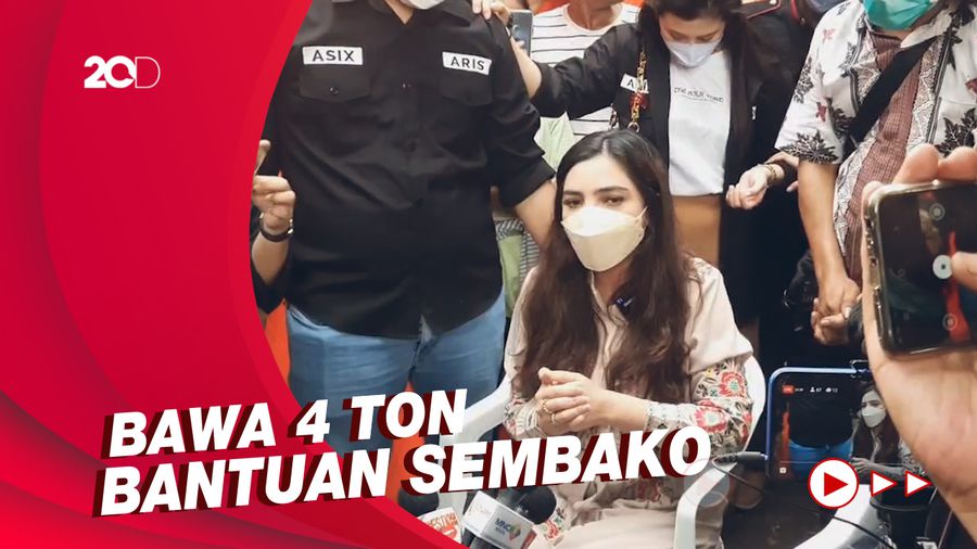 Momen Ashanty Kunjungi Posko Pengungsian di Pasar Gembrong