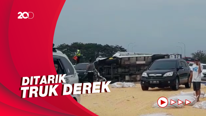 Truk Terguling di Tol Boyolali Berhasil Dievakuasi, Arus Lalin Normal Lagi
