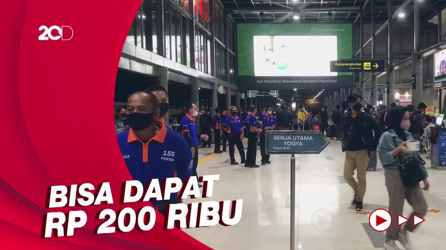 Bahagianya Porter Stasiun Pasar Senen, Banjir Rezeki saat Ramai Pemudik