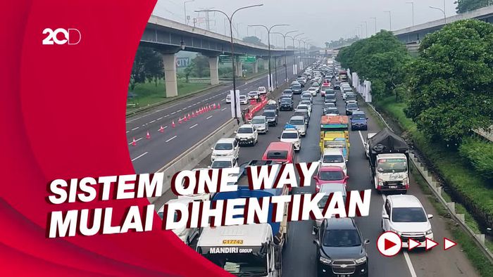 Penampakan KM 47 Tol Jakarta-Cikampek Macet!