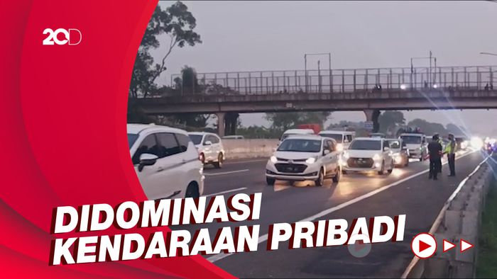 Penampakan One Way di Tol Jakarta-Cikampek, Lalin Padat Merayap